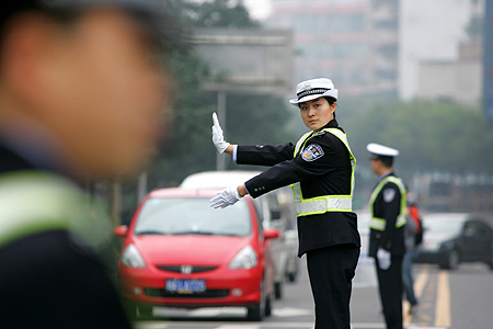 图文:重庆交警指挥手势比武