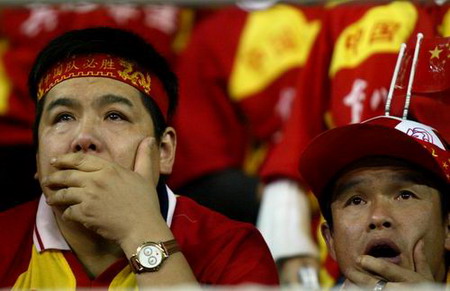 图文:中国队无缘德国世界杯--心碎的球迷