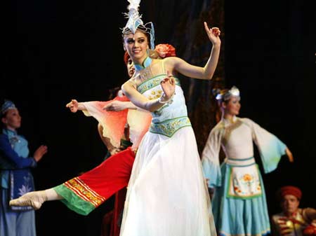 组图:俄罗斯芭蕾演绎云南民族风情