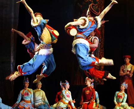 组图:俄罗斯芭蕾演绎云南民族风情