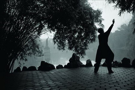 图文:重庆沙坪坝公园内一名妇女在晨练