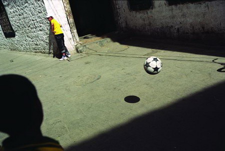 图文:拉萨街头身着巴西足球队服的藏族孩子