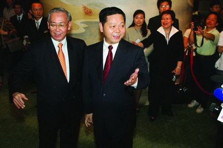 图文:深圳市长和香港政务司司长在发表讲话