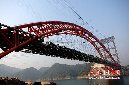 组图:亚洲第一提篮拱桥太平湖大桥主体完工