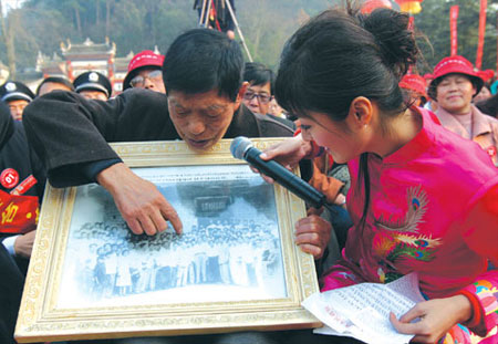 湖南韶山万人同唱东方红缅怀毛泽东(组图)