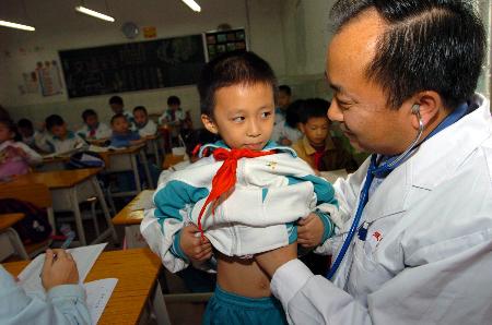 图文:广州扶贫救心免费为学生筛查心脏病(1)