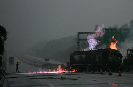 图文:京珠高速广州从化棋杆路段汽车起火