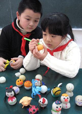 课堂"      12月28日,上海浦三路小学的学生在用乒乓球制作小工艺品