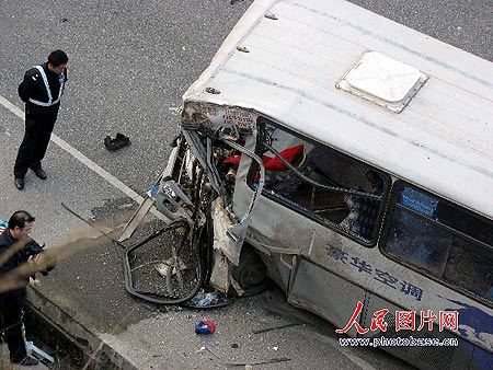 组图:江西上饶发生重大车祸9人死亡28人受伤