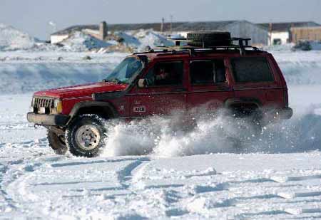 组图:2007年越野车冰雪游活动在内蒙古举行