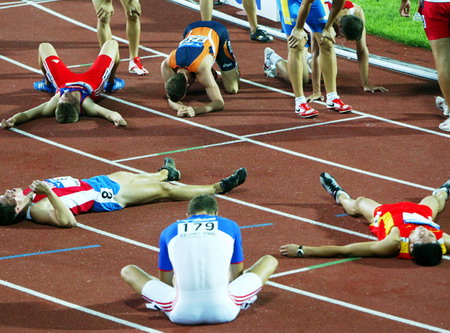 图文:躺在地上的男子四百米栏运动员