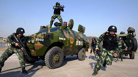 组图:上海武警特勤部队举行反恐演练