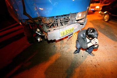 图文:鹤洞大桥货运车小货车与公交三车相撞