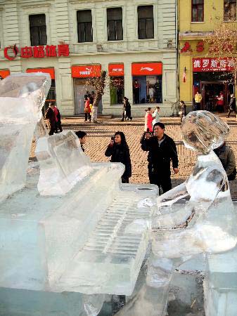 组图:哈尔滨大街上展示冰制钢琴