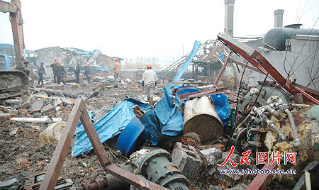 组图:江苏昆山一所医药化工厂爆炸7人死亡