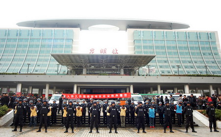 组图:昆明公安局在火车站广场公审犯罪嫌疑人