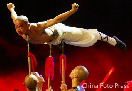 图文:舞台上表演中国传统硬气功