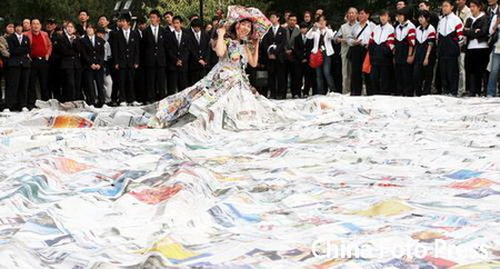 图文:世界最大的裙子展现京城