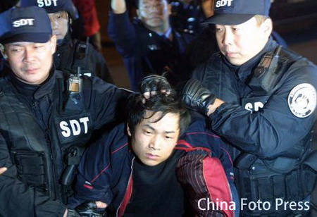 图文:袭警案嫌疑人被押解回京