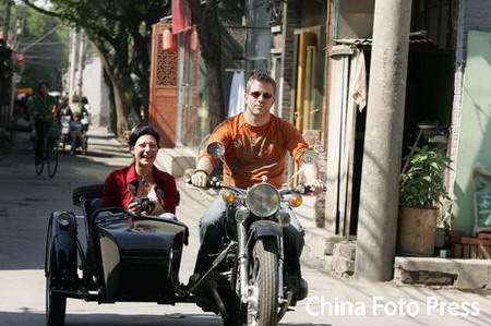 图文:一对外国游客开租来的摩托车