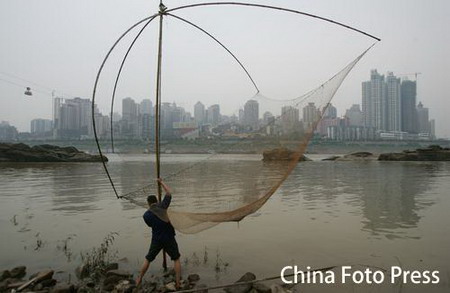 渔网在长江边捕鱼