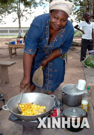 图文:科特迪瓦女子在阿比让制作油炸香蕉段