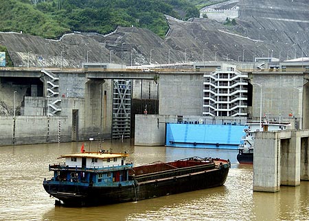 组图:三峡双线五级船闸竣工