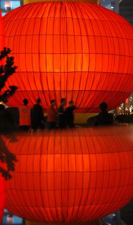 组图:上海大灯笼景观灯亮相南京路