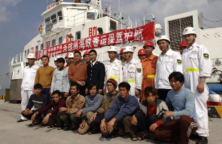 2月6日,获救的渔民在港口与救助船的船员合影.
