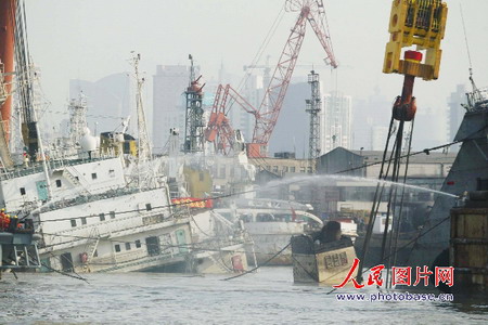 上海黄浦江自沉万吨轮下午将打捞出水(组图)