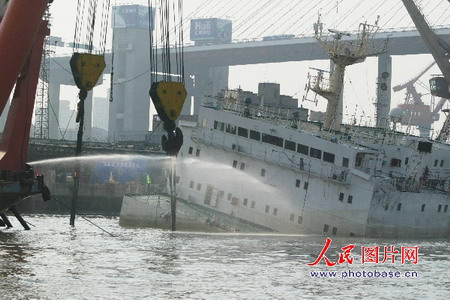 上海黄浦江自沉万吨轮下午将打捞出水(组图)