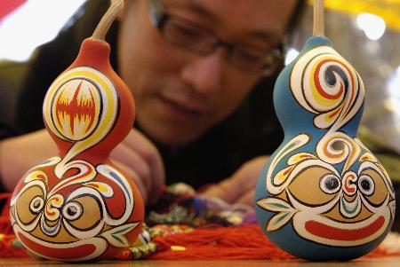 图文:民间艺人在民俗大集现场制作工艺葫芦