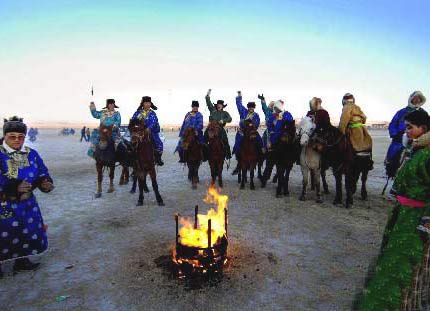 组图:蒙古族牧民以祭祀火神仪式迎接节日