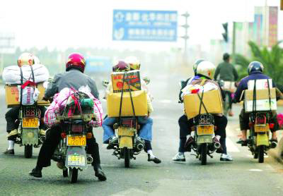 图文:广东佛山数千打工者骑摩托车返乡