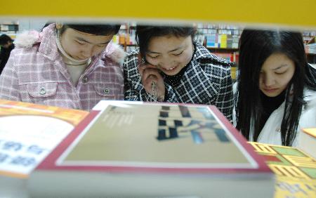图文:几位市民在苏州新华书店选购图书