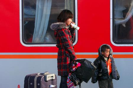 图文:旅客在沈阳北站站台候车