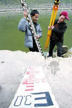 嘉陵江北温泉段标尺首次退出水面,工作人员只能人工测量水位.