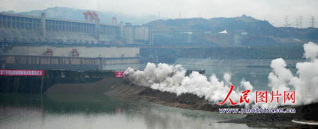 组图：三峡大坝下游围堰防渗墙爆破拆除