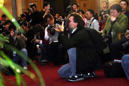 图文:外国记者拍摄政协会议新闻发布会_新闻中心_新浪网