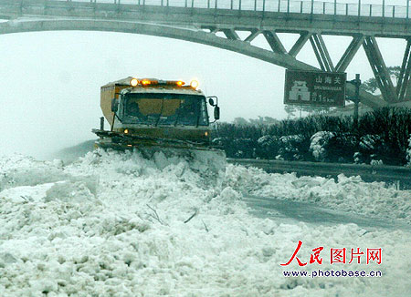 组图：秦皇岛千余车辆因暴风雪被困高速路