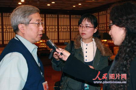 图文:香港政协委员小组讨论