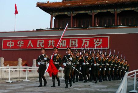 图文:武警战士在北京天安门广场举行升国旗仪式