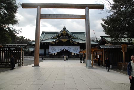 组图著名主持人白岩松进入日本靖国神社采访