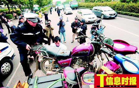 广州交警特警联合执法设点查摩托车(组图)