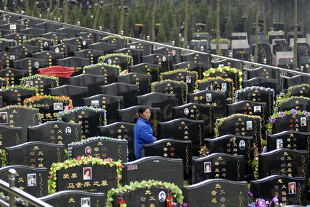 组图:南京迎来清明祭扫人流