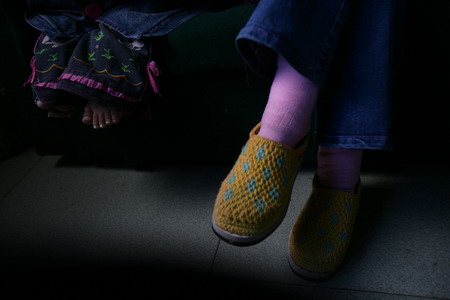 图文:女孩邵玲和她12岁的妹妹的脚