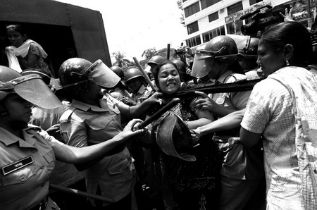图文:孟加拉女警拘捕女性罢工者