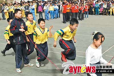 图文:太原市中小学生杯跳绳比赛拉开帷幕