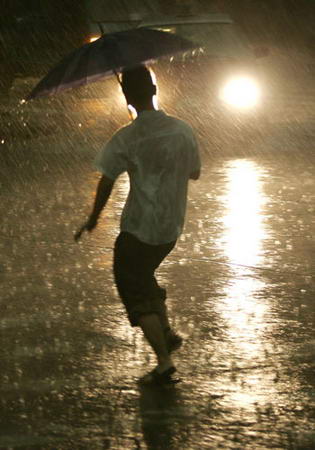 图文:男子在雨中奔跑回家