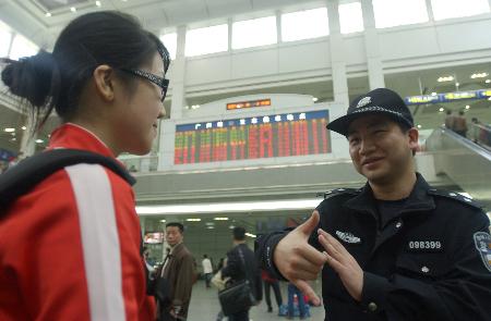 组图:广州手语警察上岗服务聋哑旅客